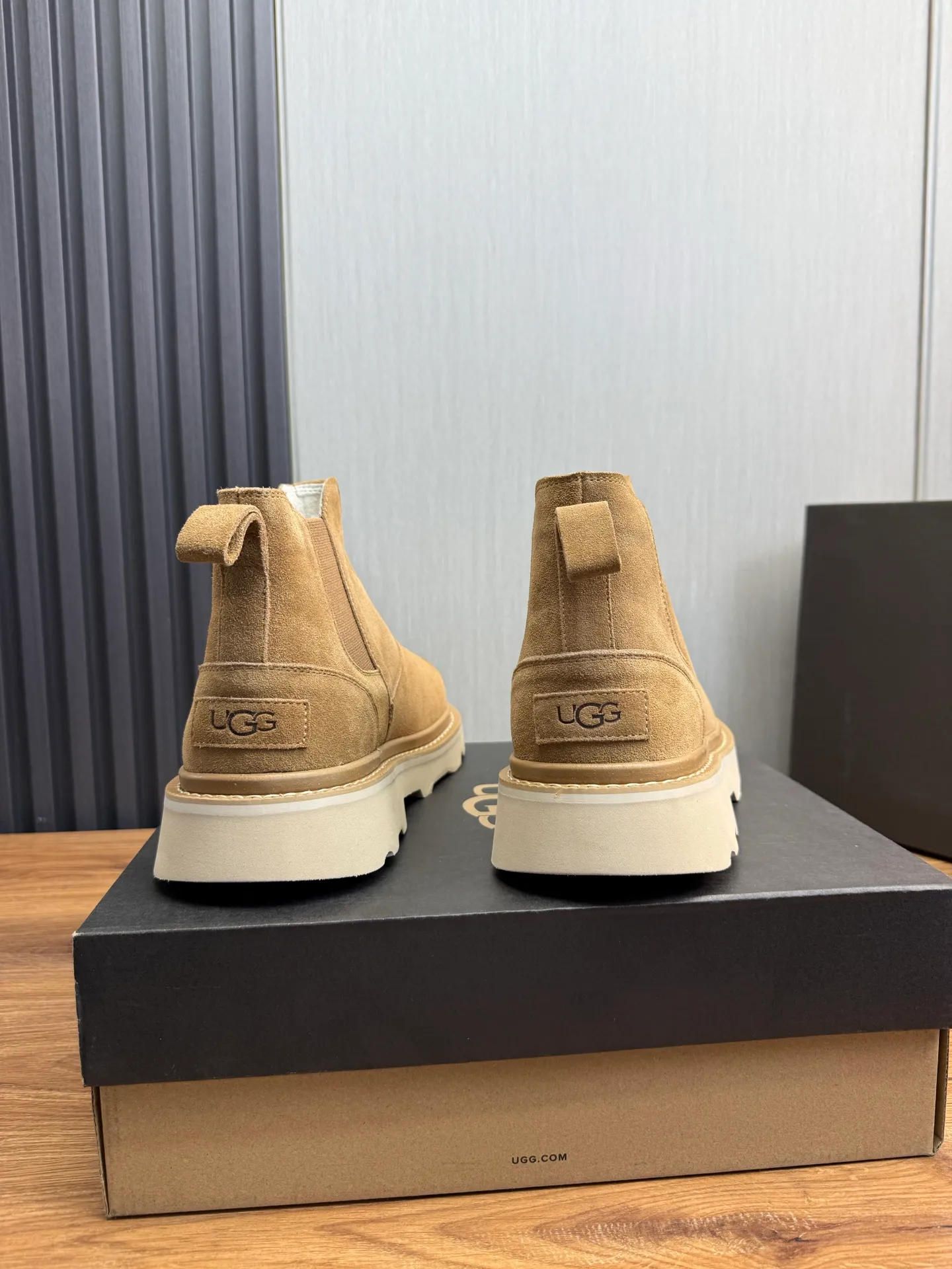 Men's shoes 💰600💰 New UGG fur integrated men's simple and fashionable snow boots. The most worth buying at the end of this year are warm casual shoes. Whether you are out and about at home, their comfortable and warm performance will be your most suitable fashion companion! The material is cowhide upper and imported wool is used inside. Warm and comfortable! The eva+ rubber patch outsole is cushioned, non-slip and wear-resistant, and has good elasticity. It is light and wear-resistant, comfortable and soft, and the new simple cut is more fashionable. It has both practicality and fashion sense, so you no longer have to worry about how to match it in winter, while still maintaining your fashionable taste. High-quality genuine wool. Look at the details for the material! Size: 39-40-41-42-43-44-44 sneaker size